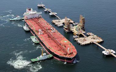 米国産原油を積んだタンカー(4月)=共同