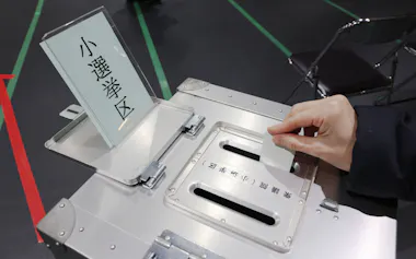 衆院選で票を投じる有権者(8日、東京都杉並区)