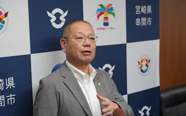 国からの説明後、記者団の取材に答える宮崎県串間市の武田市長(23日、同市役所)