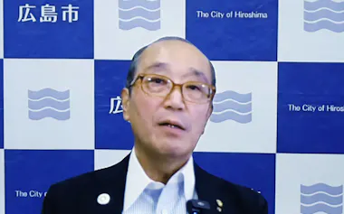 入院先の病院からオンラインで記者会見した広島市の松井一実市長(2日)=共同