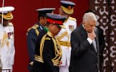 スリランカのウィクラマシンハ大統領（一番右）と軍司令官ら（2月）=ロイター