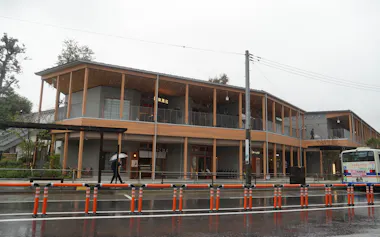 木造2階建ての商業棟の外観(26日、横浜市)