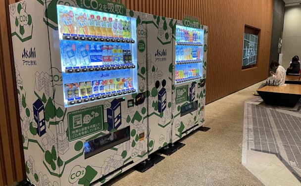 東京スカイツリー内に設置されたアサヒ飲料の「CO2を食べる自販機」