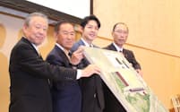 起工式後に会見するラピダスの東哲郎会長㊧、小池淳義社長㊧から2番目(9月1日、北海道千歳市)