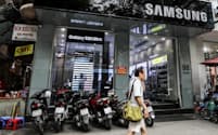 ベトナムのハノイにあるサムスン電子の店舗ではスマートフォン販売が振るわない=EPA/Jiji