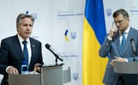 ブリンケン米国務長官㊧は訪問先のキーウで10億ドル超の追加支援を表明した(㊨はウクライナのクレバ外相)=ロイター