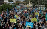 電気代高騰に抗議するイスラム主義政党を支持する女性ら（8月31日、カラチ）=ロイター