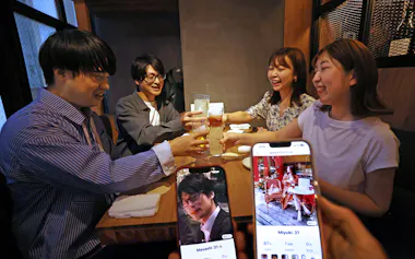 グループマッチングアプリ「&リーグ」でセッティングされた「団体戦」を楽しむ若者(東京・渋谷)