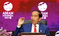 インドネシアのジョコ大統領はASEAN関連首脳会議の閉幕記者会見で成果を強調した（7日、ジャカルタ）＝ロイター