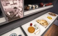 伊丹十三記念館の企画展「伊丹十三の『食べたり、呑んだり、作ったり。』」には伊丹愛用の食器などが展示されている（松山市）