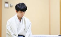王座戦第2局で永瀬王座を破った藤井七冠(12日、神戸市中央区)