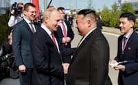 対面したロシアのプーチン大統領㊧と北朝鮮の金正恩総書記(13日、ボストーチヌイ)=ロイター