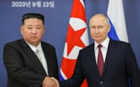 首脳会談で握手するロシアのプーチン大統領（右）と北朝鮮の金正恩総書記＝タス共同