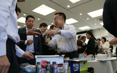 ファーマフーズではタイから訪れた経営者らが機能性食品などの説明に聞き入った（13日、京都市）