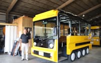 シンクトゥギャザー（群馬県桐生市）の小型電動バスと宗村正弘社長