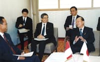 神戸のアジア欧州会議（ＡＳＥＭ）財務相会合の際にインドネシア側と会談する宮沢財務相（右）と筆者（2001年１月）