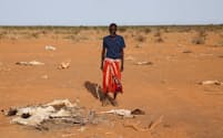 アフリカでは干ばつなどの影響で多くの難民が生まれている（写真は2022年5月のソマリア）＝ロイター