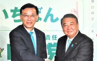 2010年の参院選勝利を喜ぶ谷垣総裁（左）と筆者