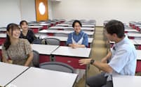 パックン㊨は1年生に奈良女子大工学部を目指した理由や入学後の体験を聞いた（奈良市）＝ＢＳテレビ東京提供