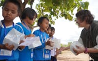 600個超のランタンをミャンマーからの難民らに寄付した（タイ北西部メソト、8月下旬）