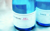 醸造時に泡盛を使った日本酒「SAKE×AWAMORI」。飲食店や個人からの引き合いが多い＝OneSpirit提供