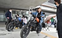 町役場で開かれたホンダの人気バイクのイベントには、全国から多くのファンが集まった（５月、熊本県大津町）