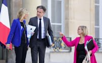 閣議を終えて退出するフランスの閣僚。同国は政党に男女同数の候補者擁立を義務づけている（2023年9月）
