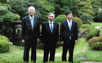 日中韓の中央銀行総裁会議で来日した周小川中国人民銀行総裁（左）、李柱烈韓国銀行総裁（右）と（2016年10月）