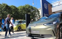 VWなど自動車大手はEVのラインアップを拡充している（6日、ドイツ・ミュンヘン国際自動車ショー）