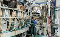 オランダの酪農場で搾乳する作業員。消化できなかったはずの牛乳を人類が飲み始めた理由は解明されていないが、現代でも、牛乳は食生活に欠かせない食材だ。（PHOTOGRAPH BY LUCA LOCATELLI, NAT GEO IMAGE COLLECTION）