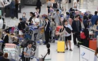 訪日客らで混雑する成田空港の到着ロビー（28日）
