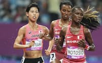 女子1万メートルで力走する広中璃梨佳（左）。銀メダルを獲得した（29日、杭州）＝共同