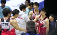 男子予選を終え、握手を交わす橋本大輝（右奥）、千葉健太（右手前）ら日本の選手たち＝共同