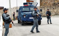 銃撃事件が起こったバニスカ村でパトロールするコソボの警察官（９月27日）＝ロイター