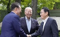 ８月の日米韓首脳会談では３カ国の結束を誓った。右から岸田文雄首相、バイデン米大統領、尹錫悦韓国大統領（米ワシントン近郊の大統領山荘キャンプデービッド）＝共同