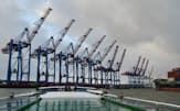 ドイツ政府は中国の国有海運大手によるハンブルク港の一部権益の買収を認めた