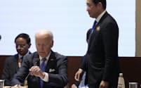 グローバル・インフラ投資パートナーシップに関するイベントに臨む(右から)岸田首相とバイデン米大統領(9日午後、ニューデリー)=代表撮影