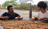 ニカラグアの生産者からコーヒー豆の作況などについて話を聞く伊藤社長㊨（2019年）