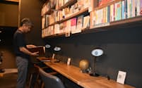ブックカフェ「本で旅するVia」の店内には約1000冊の本が並ぶ（東京都杉並区）