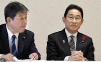 自民党役員会に臨む（左から）茂木幹事長、岸田首相（3日、党本部）