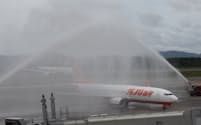 広島空港ではソウルからの到着初便を放水アーチで出迎えた（7月、広島県三原市）