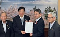 要望書を渡す期成同盟会の中野市長（右から2人目）と川勝知事（左から2人目）（3日、静岡県庁）