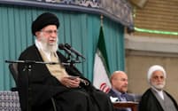 ３日、テヘランでの会合で発言するイラン最高指導者のハメネイ師＝ＷＡＮＡ・ロイター