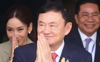 8月22日、タイに帰国し支持者にあいさつするタクシン元首相＝小林健撮影
