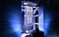 富士通と理研が開発した国産第2号となる量子ゲート型超伝導量子コンピューター（5日、埼玉県和光市）