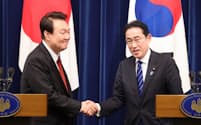 共同記者会見を終え、韓国の尹錫悦大統領㊧と握手する岸田首相（3月16日、首相官邸）