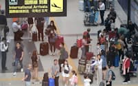 外国人観光客で混雑する関西国際空港の到着ロビー