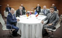 5日、スペインのグラナダで会談したアルメニアのパシニャン首相（左から2人目）ら=AP