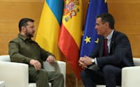 5日、スペイン・グラナダで会談するスペインのサンチェス首相㊨とウクライナのゼレンスキー大統領=ロイター