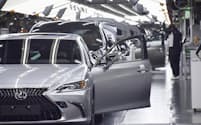 トヨタ自動車九州宮田工場の「レクサス」生産ライン（2022年12月、福岡県宮若市）
